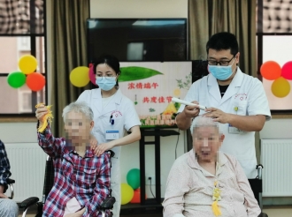 康复医学科医务志愿者为老人做按摩
