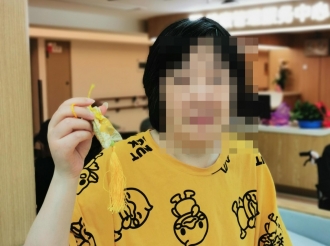入托老人做端午节防蚊驱毒香包