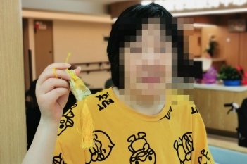 入托老人做端午节防蚊驱毒香包