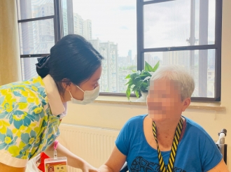 医养护理员和老人谈心