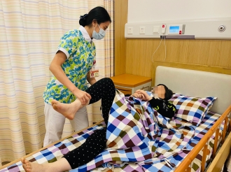 医养护理员为老人做康复训练