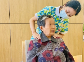 医养护理员为老人捏肩、谈心