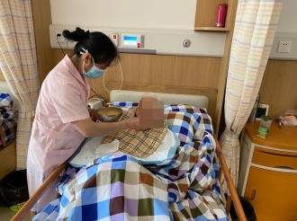养老护理员为失能老人喂饭