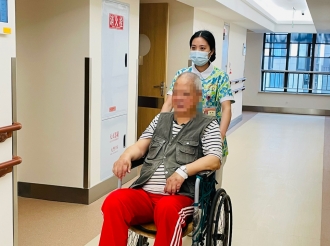 医养护理员与老人散步谈心